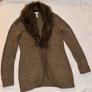 BEAUTIFUL TAN OPEN SWEATER JACKET WITH FAUX FUR COLLAR